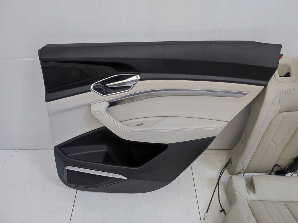 фото №15, Салон сидіння заднє сидіння обшивки оббивка тунель середній eu audi q8 e-tron