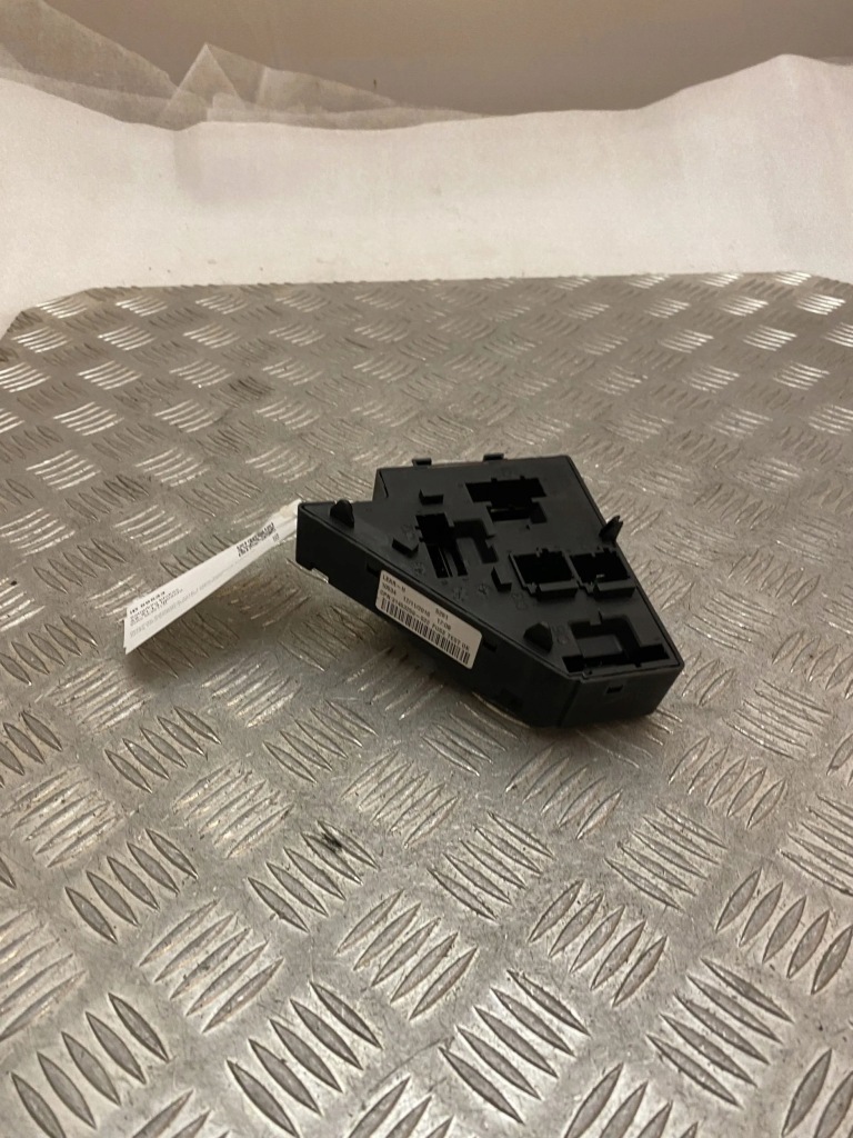 Купить Volvo xc90 2018 рамка / модуль предохранителей 31453259