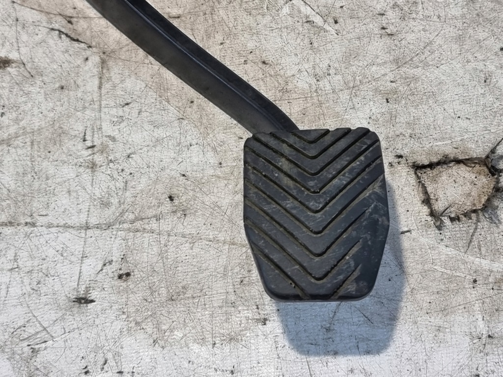 Педаль гальма оригінальний номер 05105522af dodge caliber 2.0 crd 103kw 07r Оригінал