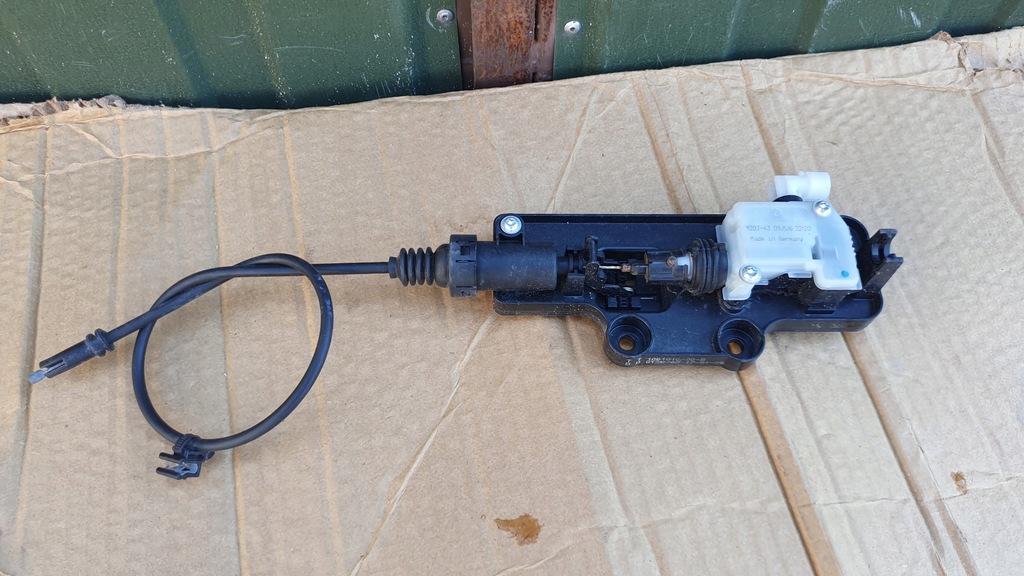 фото №1, Tesla 1061816-00-b замок капот трос