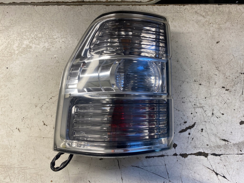 фото №1, Mitsubishi pajero 4 лампа левый задняя