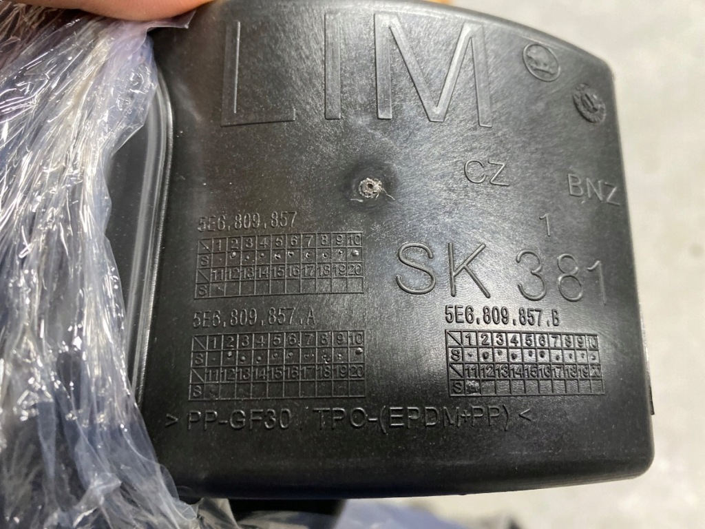 Купити Кришка заливної пального 1.5 tsi skoda octavia iv 5e6809702 5e6809857