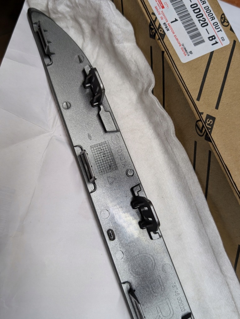 фото №5, Молдинг дверь эмблема правый задняя toyota yaris cross 21- оригинал новый