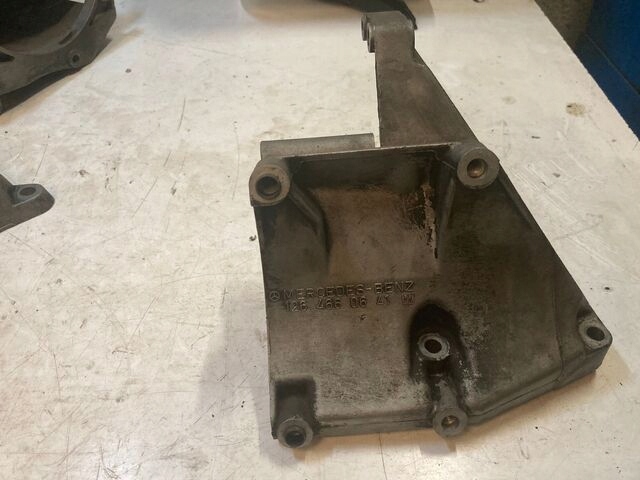 фото №1, Кронштейн кронштейн компрессора кондиционера mercedes w126