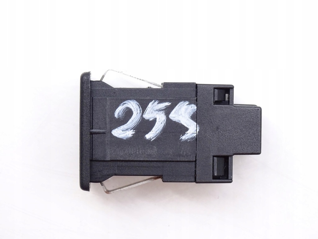 фото №12, Роз'єм вхід вихід port aux-in vw passat b7