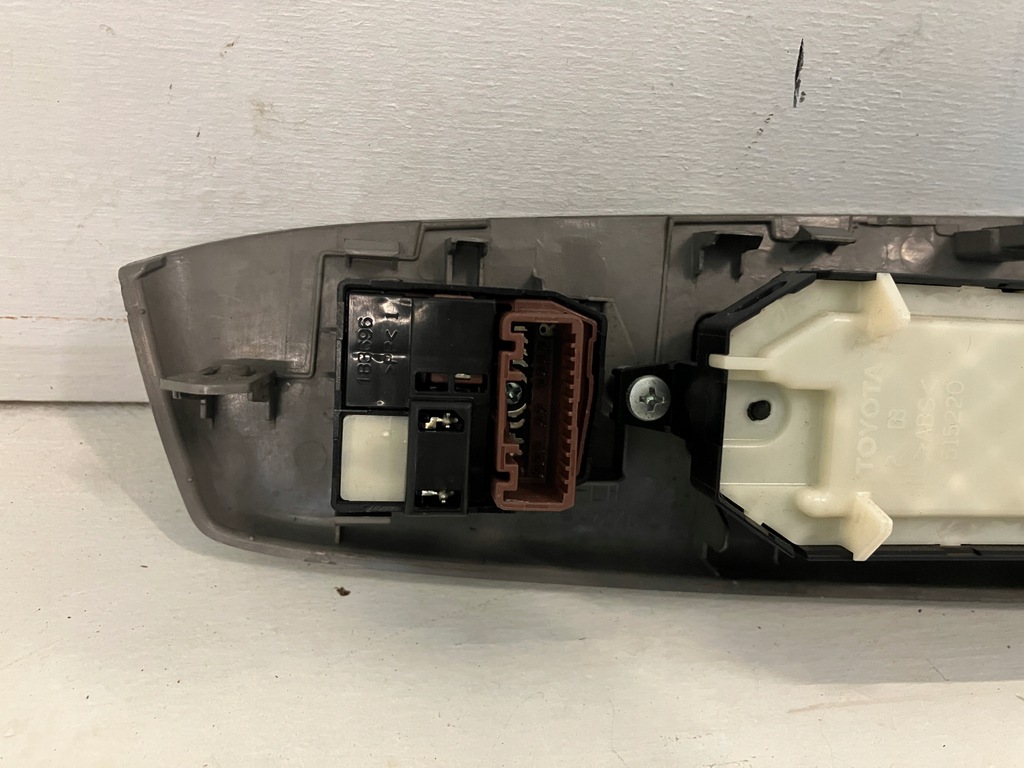 фото №8, Prius plus + кнопка переключатель окон зеркал левый перед