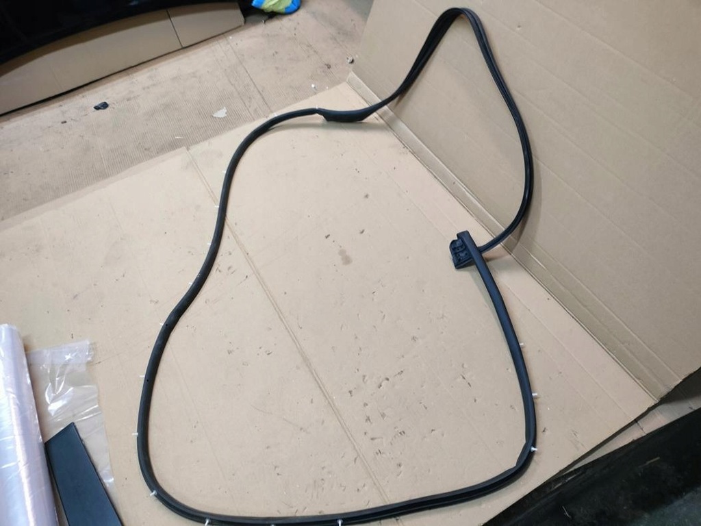 фото №1, Kia sportage v прокладка двері лівий задня оригінальний номер стан bdb