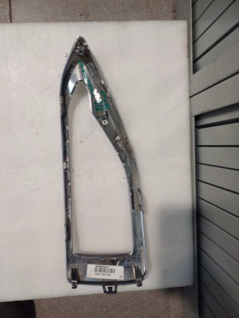 Купить Рамка лампы правый задний  kia sportage 5 v 86666-r2ca0