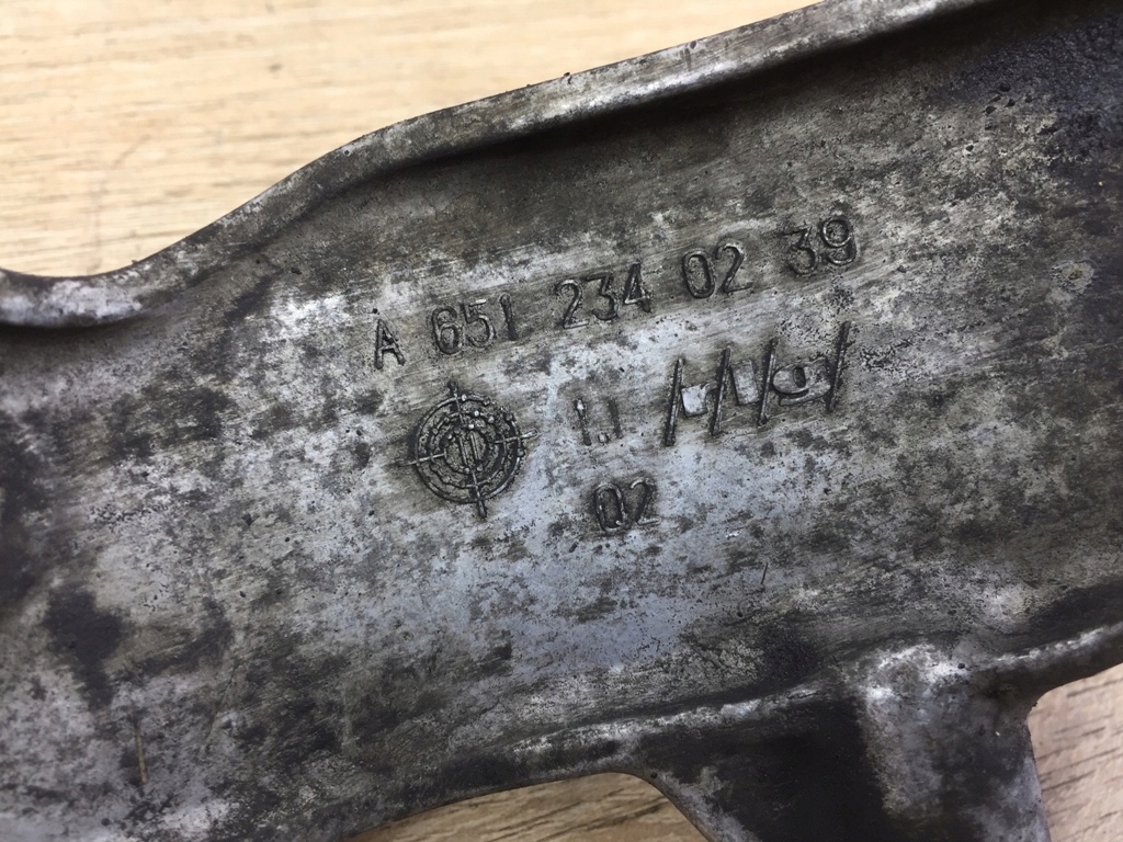 Mercedes w205 кронштейн крепёжная двигателя a6512340239 fv в Украине