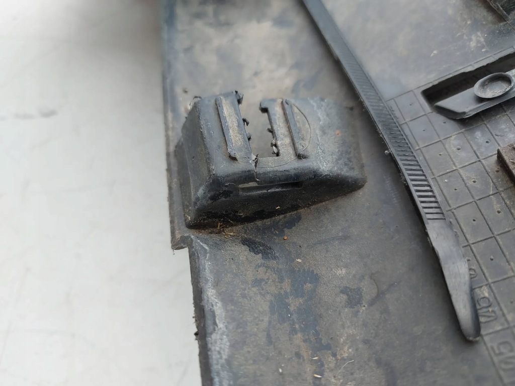 фото №8, Dodge challenger 15- ліва молдинг поріг поріг накладка