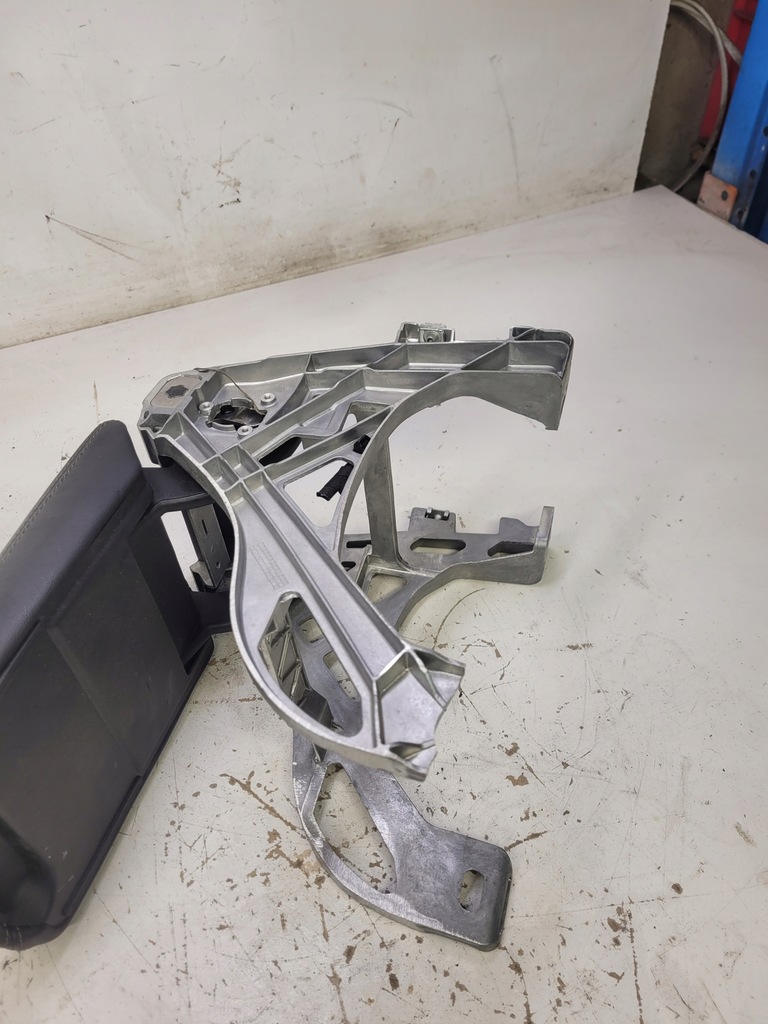 фото №6, Подлокотник перед audi a4 b9 8w0864283a кожа