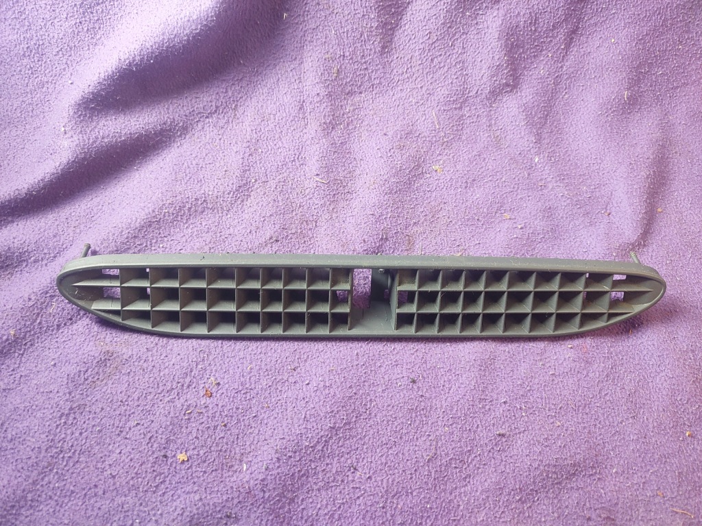 фото №1, Решітка обдув скло передньої audi a3 8d0819635a оригінал