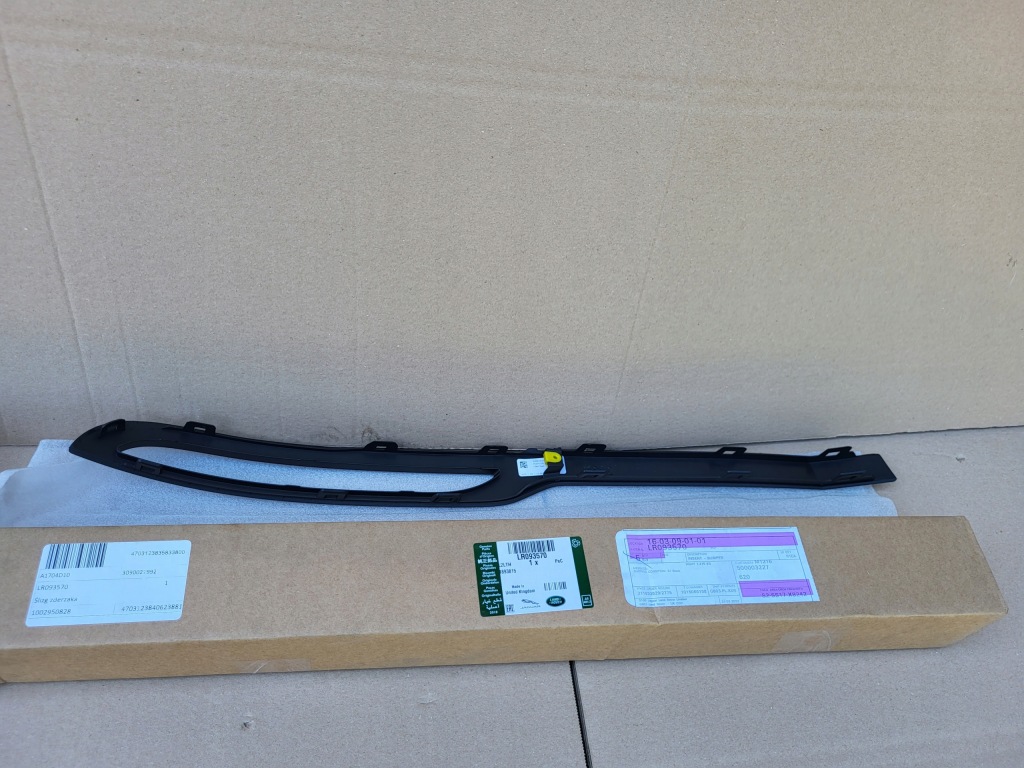 фото №3, Range rover velar молдинг бампера задняя правая new оригинальный номер