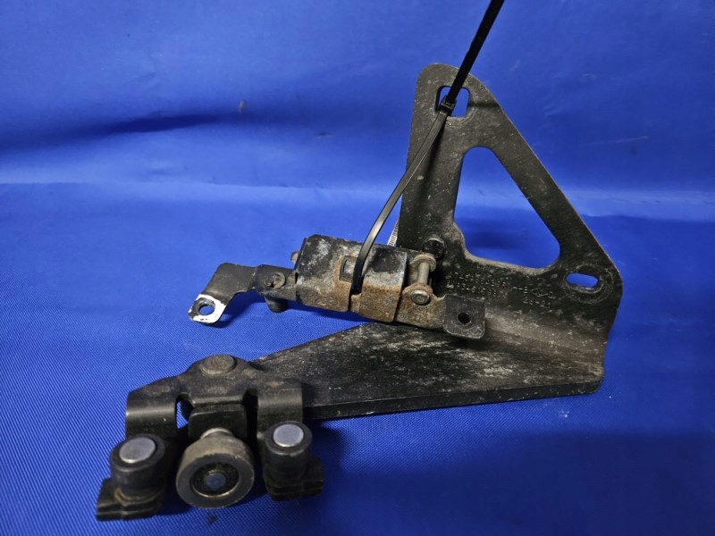 Купити Ролик двері розсувних права renault trafic 3