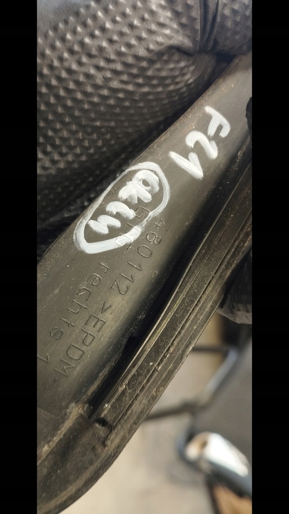 фото №13, Bmw f21 молдинг стекло правая