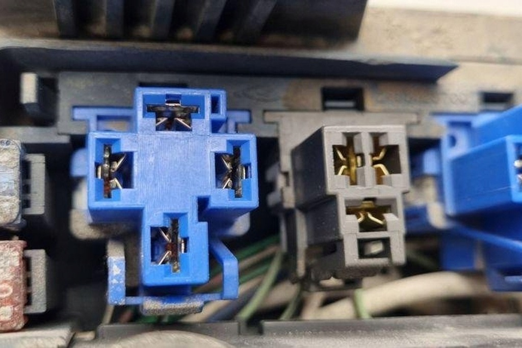 фото №8, Коробка запобіжників nissan navara d22_ 243832s700 2.5l дизель 2001