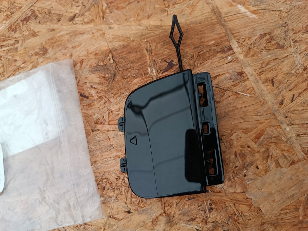 Заглушка фаркоп перед новый оригинал a1568850722 mercedes gla w156 Оригинал
