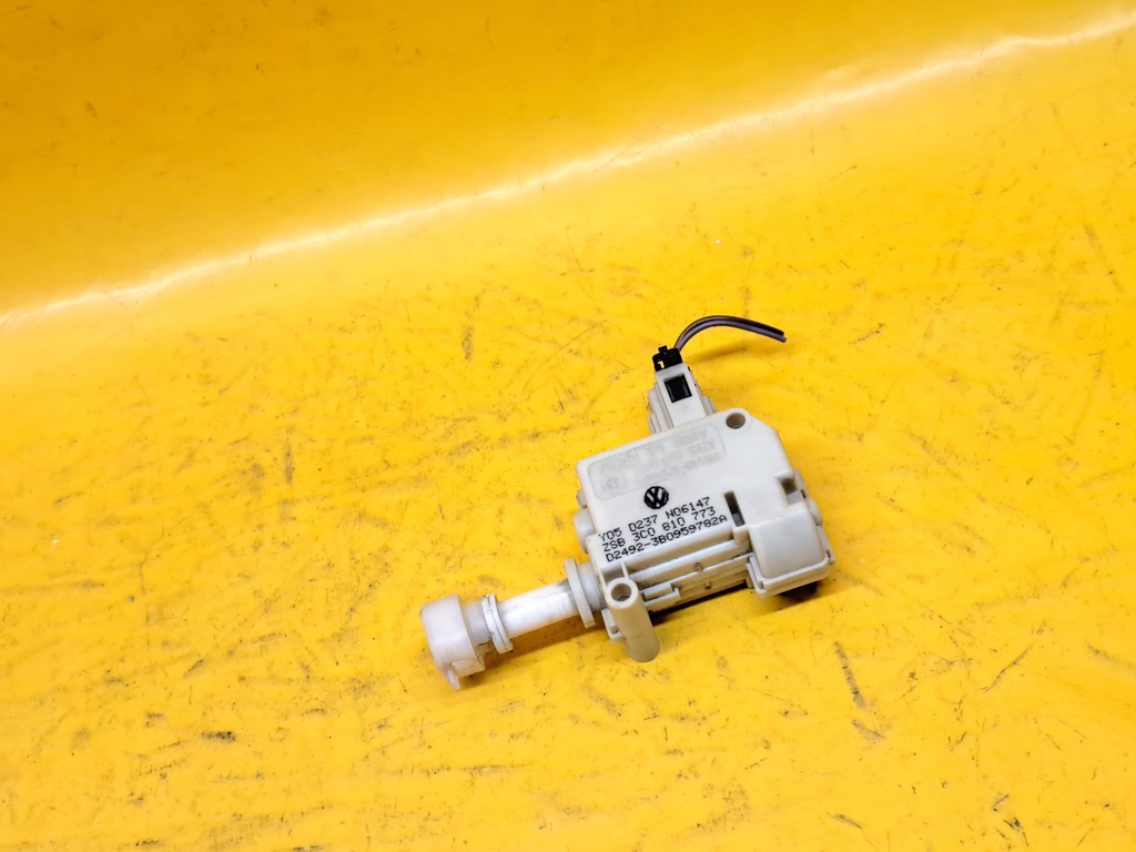 фото №1, Привід кришка заливної vw passat b6 3c0810773