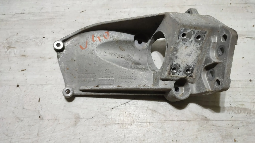 фото №1, Volvo v40 ii 2018r лапы, опоры коробка передач передач