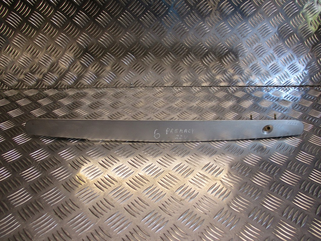 фото №1, Накладка крышки mazda premacy 22a