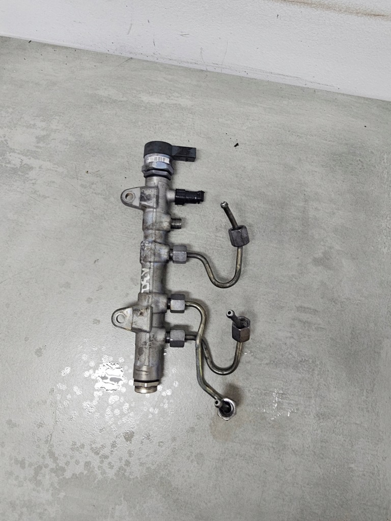 Bmw f20 накладка  впрыскная 851162903 в Украине