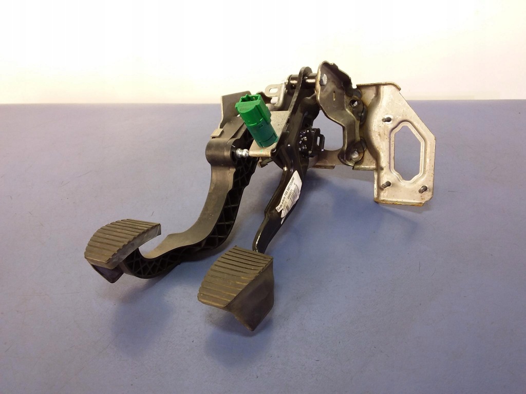 фото №1, Peugeot 208 1.2 b педали сцепления тормоза основание