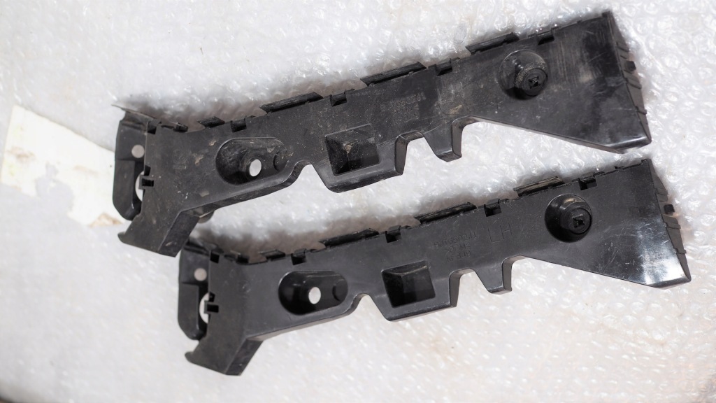 Купить Направляющая бампера левый задняя mazda 3 bjt6502h10