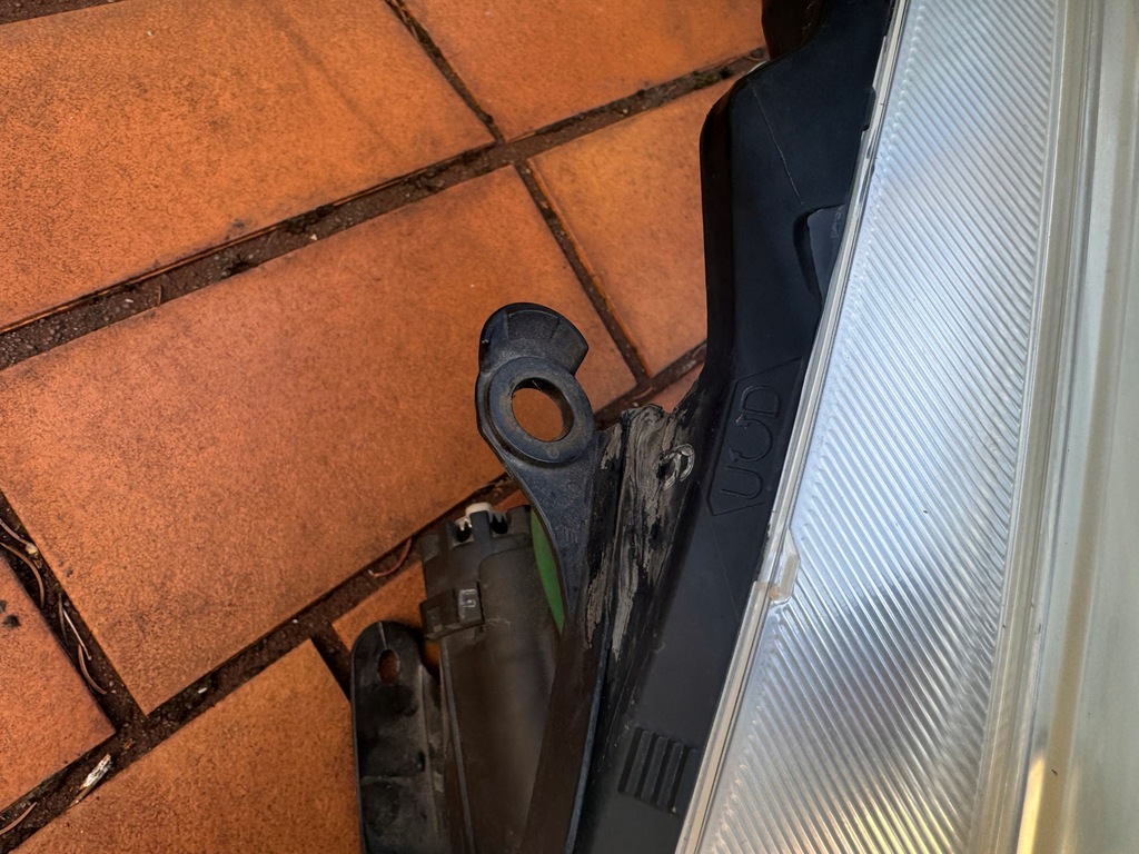 фото №8, Toyota prius plus + лампа передняя europa оригинал