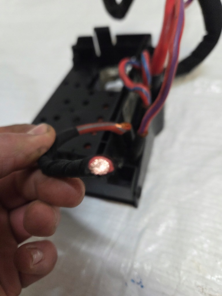 Клема коробка запобіжників на акумулятор opel astra iv j 1.4t 13368498 Зі Шроту