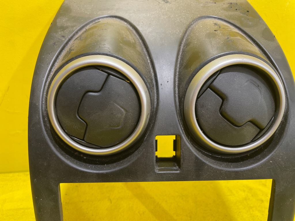 фото №4, Nissan qashqai - решётка обдув средняя / рамка навигации p10381a77100