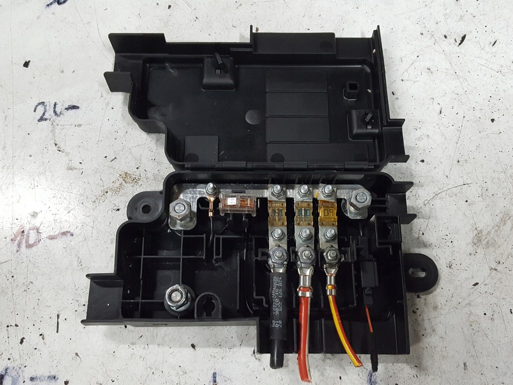 фото №1, Audi r8 420 06r- коробка предохранителей 420937548a