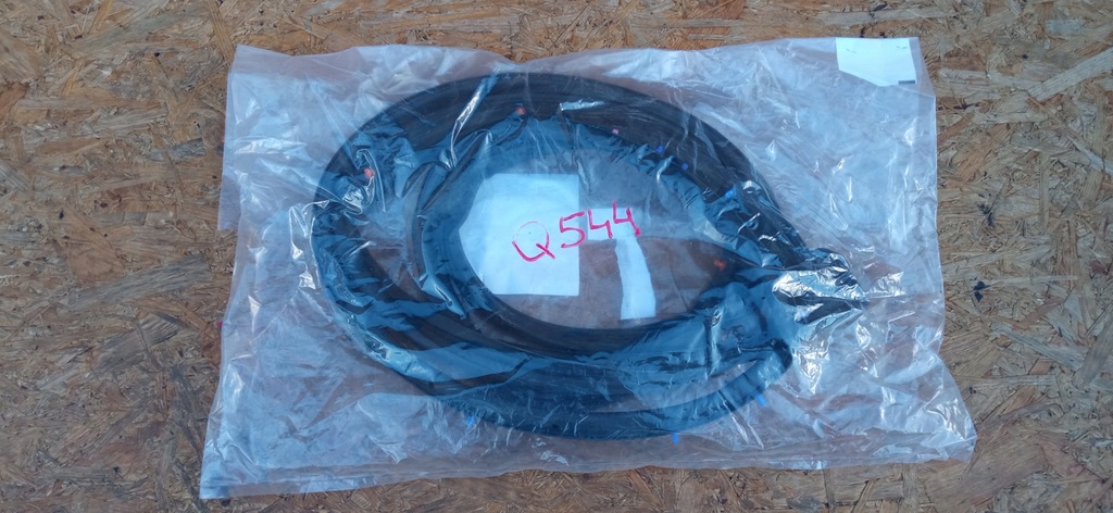 фото №1, Mazda 3 13- прокладка дверь правый перед nowa bhn9-58-760c