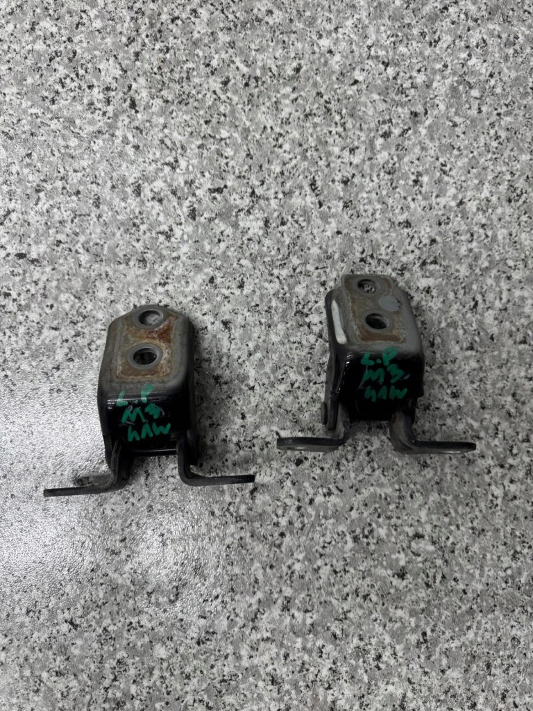 Купити Петля двері лівий перед mazda 3 bm 2013-2017 sedan