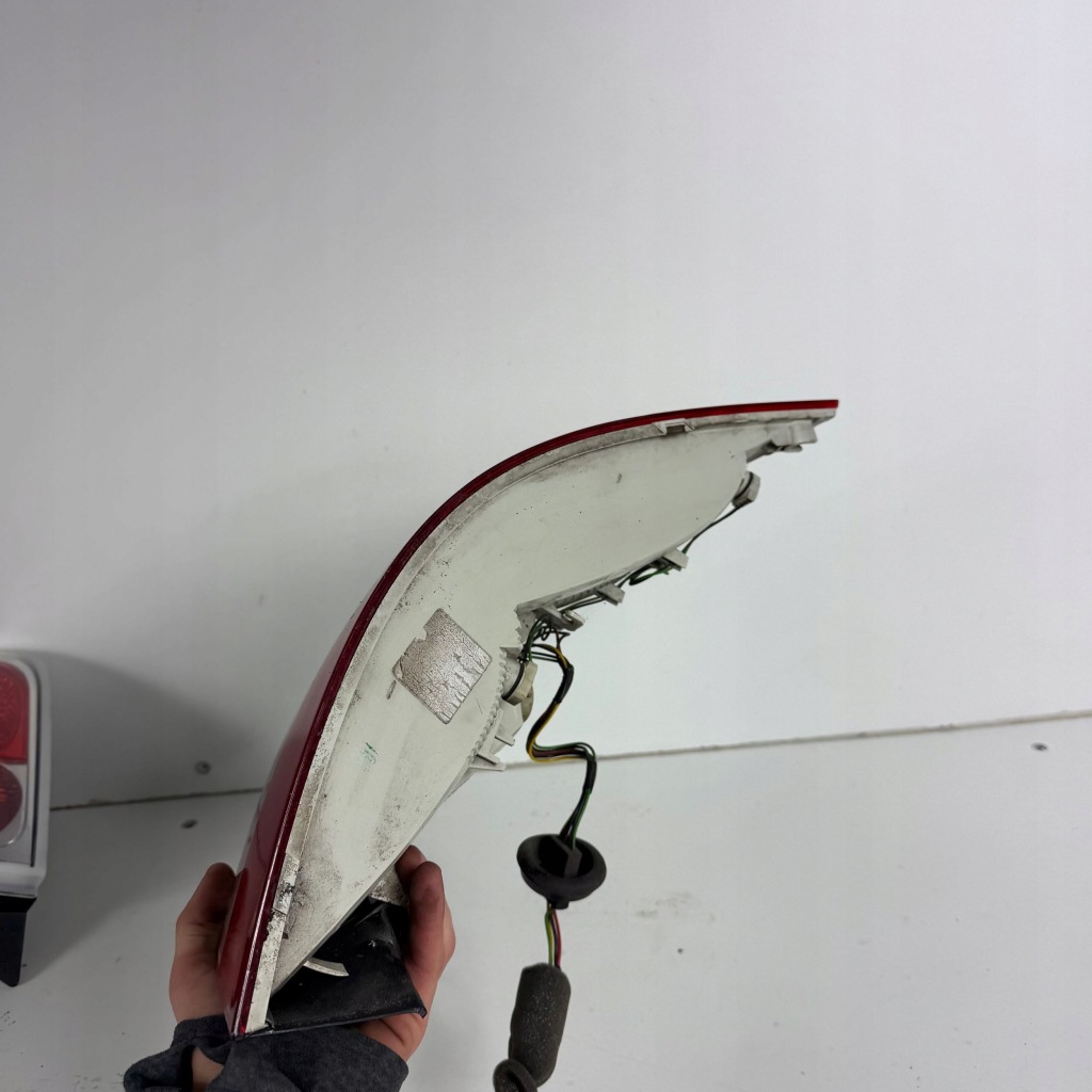 Лампа правий задній права задня skoda superb b6 3t sedan оригінальний номер оригінал 3t5945096 Зі Шроту