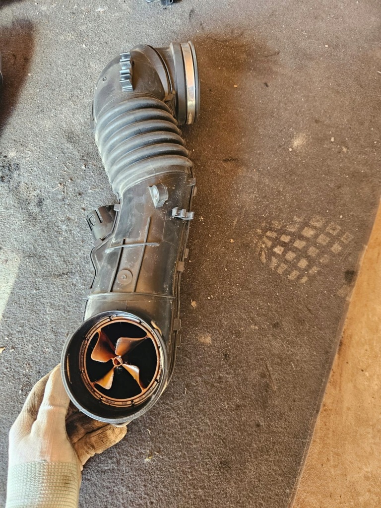 Труба воздухозаборник шланг пабтрубок  турбины turbo bmw e81 e87 n47 Оригинал