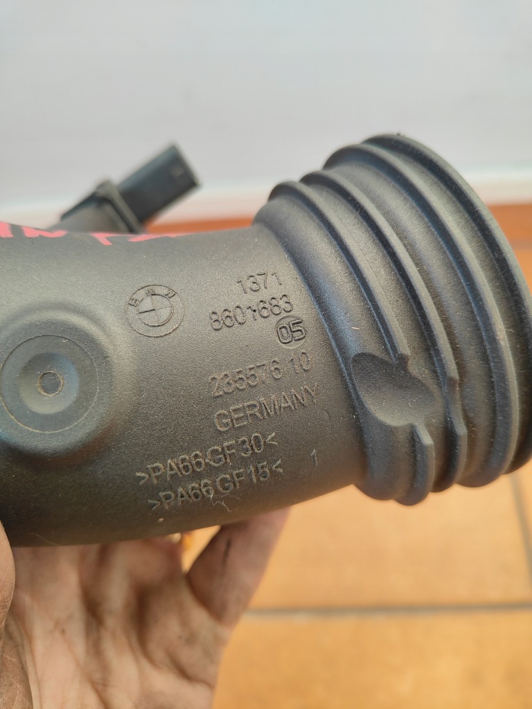 Bmw f20 f21 f30 f31 g20 g30 шланг пабтрубок  труба воздуха 8601683 Оригинал