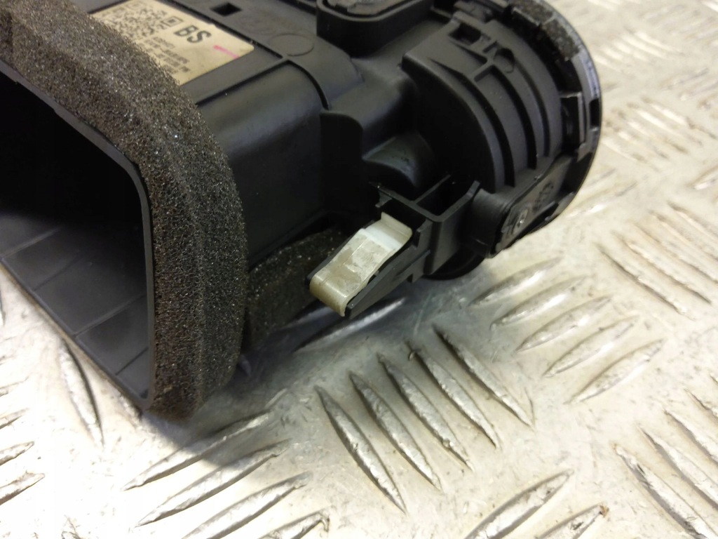 фото №8, Hyundai kona i 2023 форсунки / решётки среднего обдув панели приборной панели