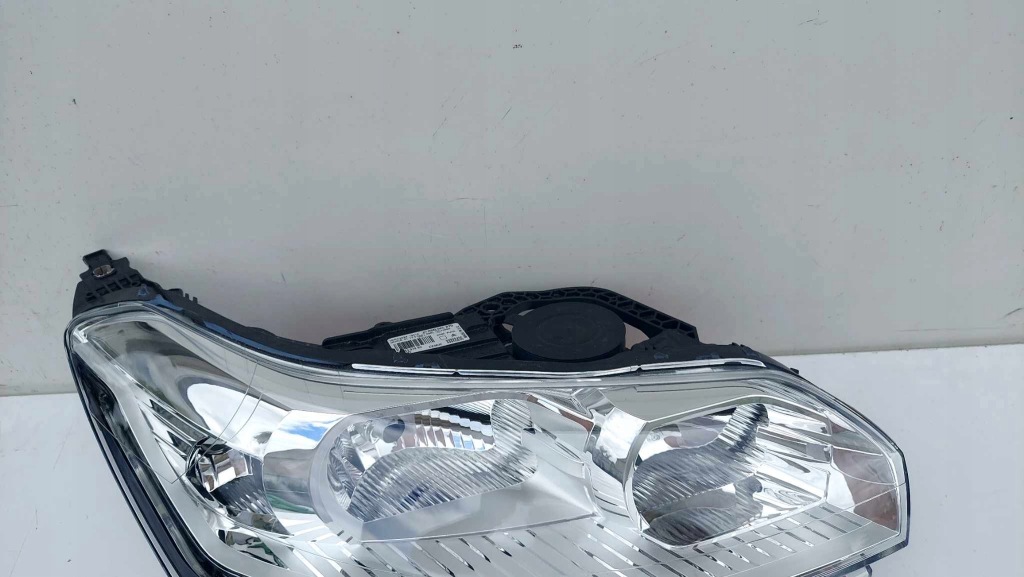 Citroen c5 3 x7 фара правый  перед передняя обычная + led новая оригинальный номер 3084 с Разборки