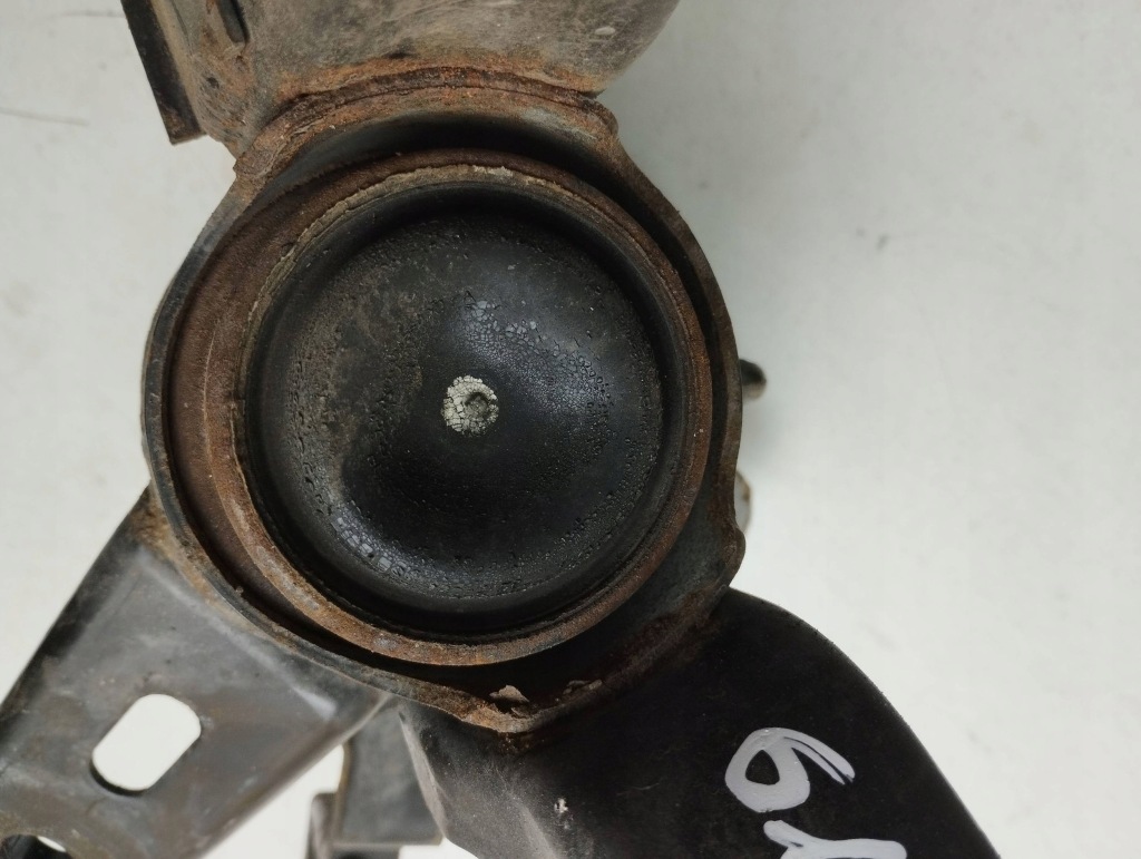 фото №8, 2010 toyota avensis t270 кронштейн / кронштейн двигателя