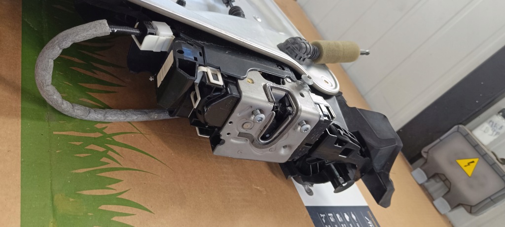 Mercedes c klasa рестайлінг  w204 - обшивка двері з склопідйомником скло Недорого