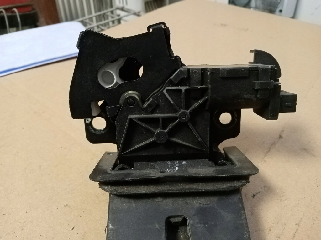 фото №5, Замок кришки багажника audi a3 8p 8p4827505c