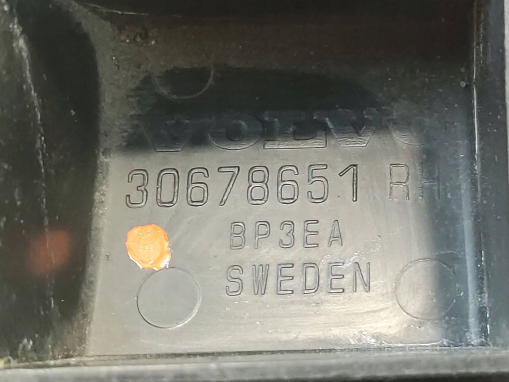 фото №10, Volvo v70 направляющая кронштейн бампера правый задняя 30678651