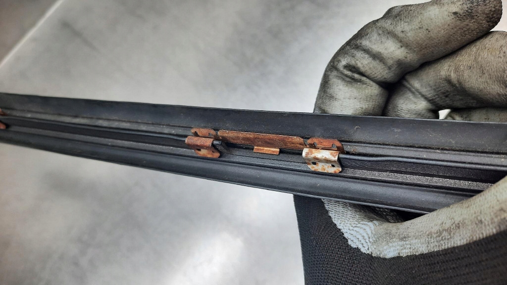 фото №9, Молдинг скло лобове ліва оригінальний номер 30753552 volvo xc70 ii 08-15r