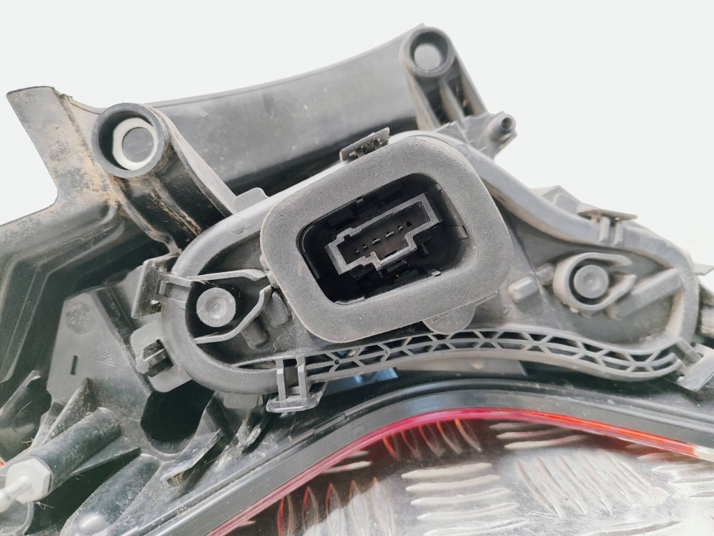 фото №10, Peugeot 3008 i 2015 права сторона лампа задня