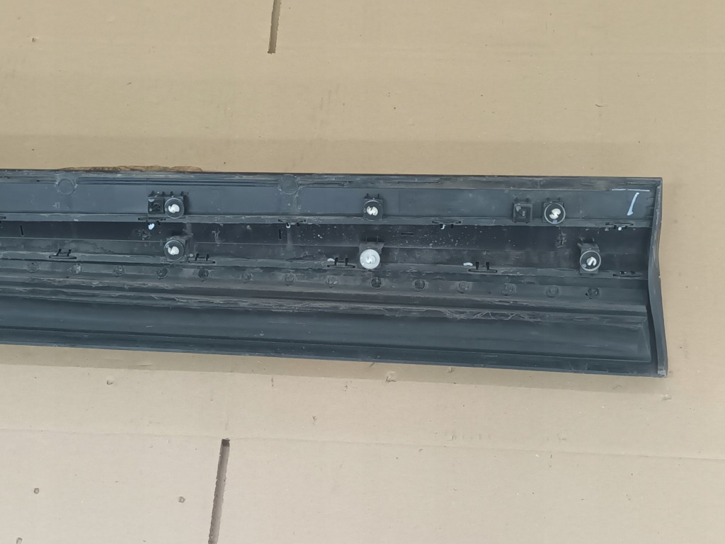 Молдинг на двері правий перед mg marvel r передня права Зі Шроту