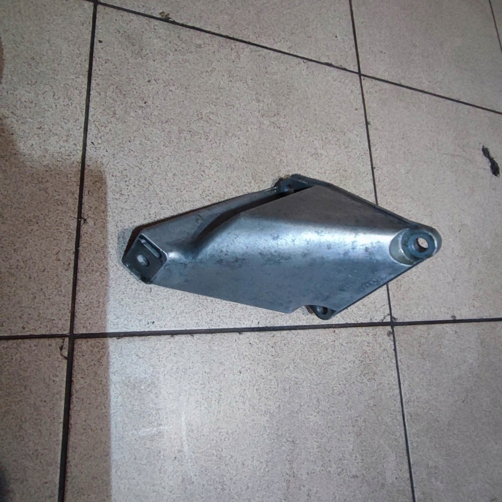 фото №1, Кронштейн двигуна ліва audi a6 c5 s6 4.2 v8