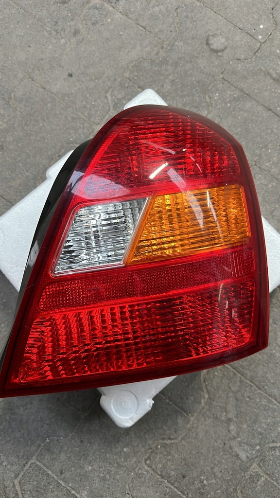 фото №1, Hyundai elantra 2000- лампа задняя правая