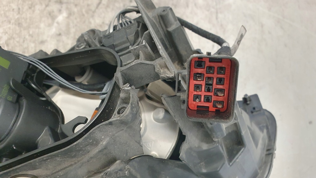 Volvo xc60 рестайлинг  13r- фара перед правый  обычная европа оригинал повреждённая Оригинал