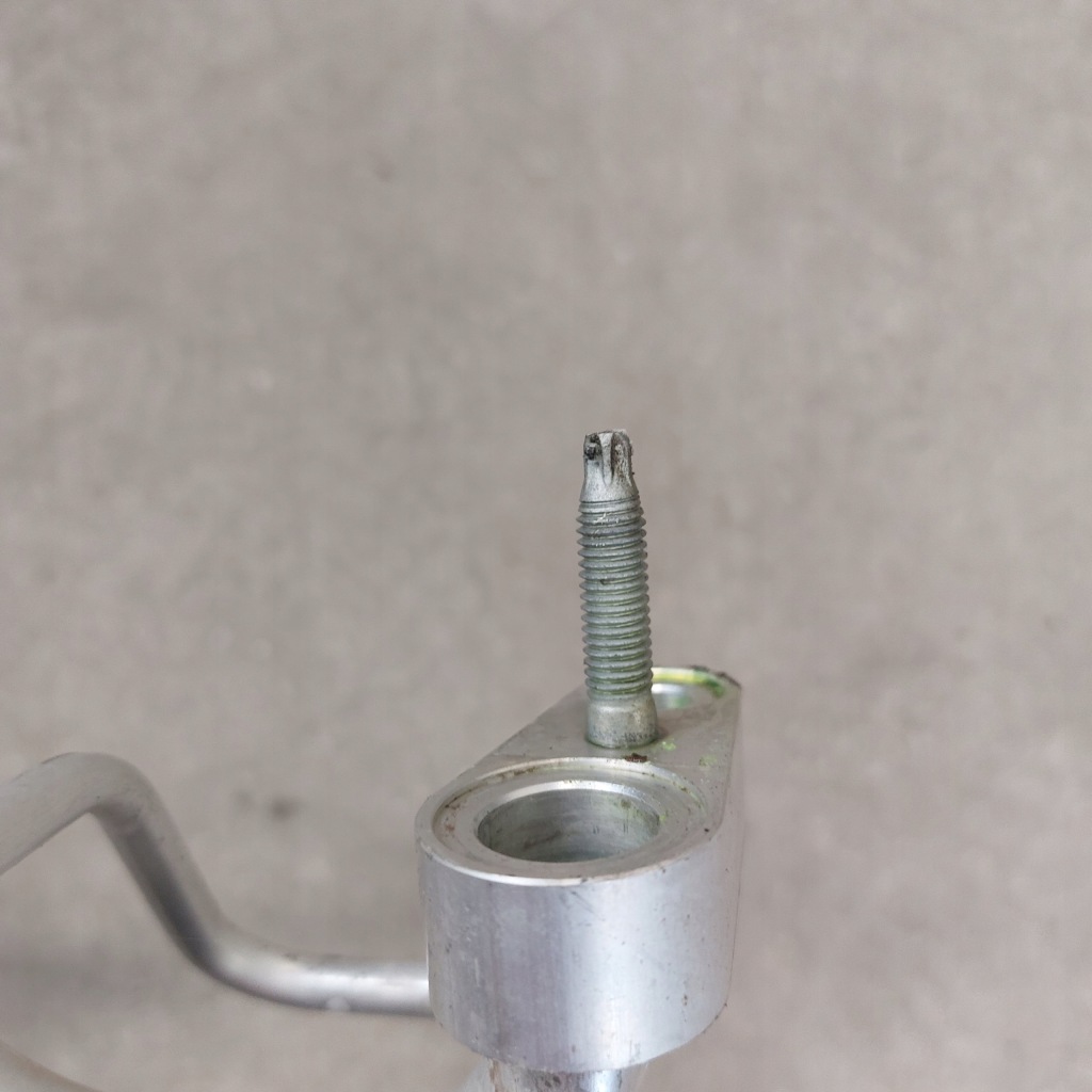 Opel mokka a 1,6t шланг кондиционера 95299469 Недорого