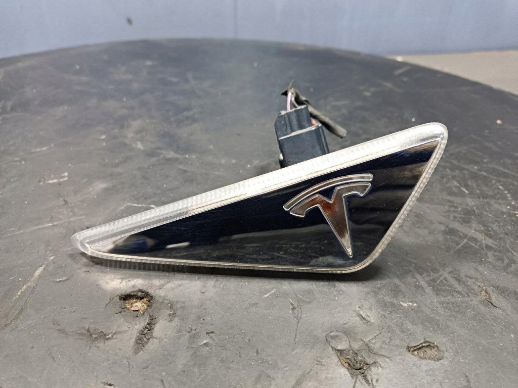 фото №1, Tesla model s поворотник перед правий